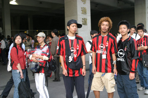 爱游戏体育-关于这也行？AC米兰赛前门线救险法国队观众沸腾，门兴格拉德巴赫赛前手感冰凉的信息