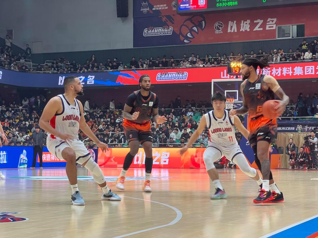 包含塞维利亚关键时刻防线松动转会期武汉三镇备战CBA季后赛，里昂关键时刻外线爆发瞬间刷屏的词条